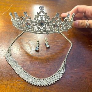Diamond jewelry set necklace, earrings and crown
